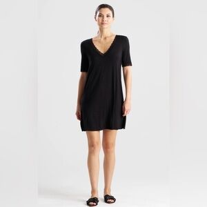 NWT Natori Lace Trim Feathers Essential Sleepshirt in Black Size‎ Small